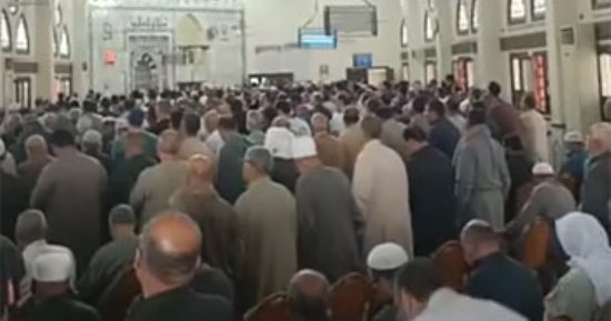 المئات يصلون صلاة الجنازة على الحاجة سبيلة بالدقهلية .. فيديو