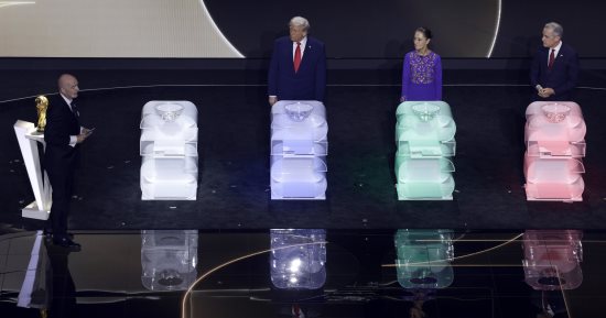 ترامب ورئيسة المكسيك ورئيس وزراء كندا يشاركون فى سحب قرعة كأس العالم 2026