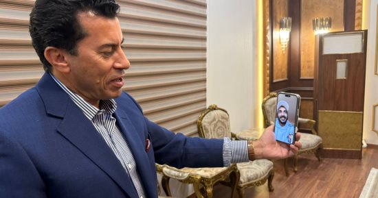 وزير الرياضة يجري مكالمة فيديو مع البطل الاولمبي كيشو لإنهاء أزمته