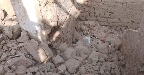 انهيار منزل من الطوب اللبن فى نجع حمادى بقنا والعناية الإلهية تنقذ السكان