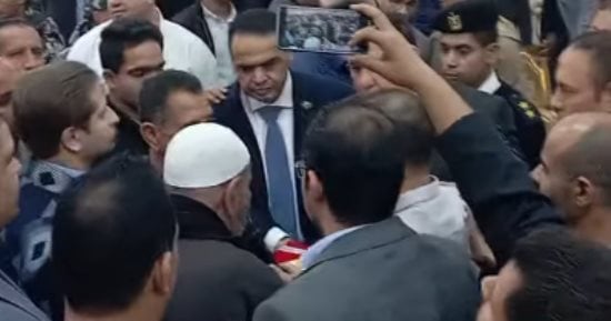 تقديم الكفن ينهي خصومة ثأرية بين عائلتين في البدرشين.. صور