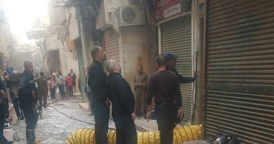 السيطرة على حريق داخل محل تجاري بالقيسارية في حي غرب سوهاج دون إصابات
