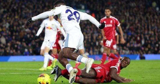 ليدز يتعادل مع ليفربول 2-2 فى 3 دقائق ويشعل المباراة.. فيديو
