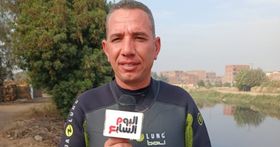 غواصون متطوعون يصلون لقرية الزوامل بالشرقية لاستخراج التماسيح من المصرف.. فيديو