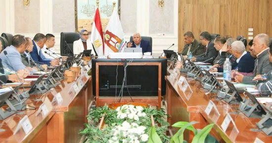 محافظ الوادى الجديد يوجه بتحرير محاضر جنائية للمتعدين على الأراضى بعد سحبها