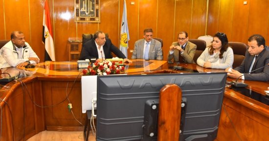 محافظ أسيوط يناقش مع المجلس التصديري تعزيز صادرات النباتات الطبية والعطرية