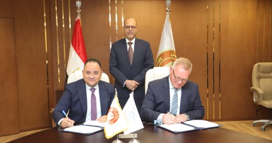 وزير العمل يشهد تجديد اتفاقية عمل جماعية تحفظ حقوق 2075 عاملا بشركة حاويات