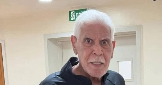 شاهد حسن شحاته وهو يؤازر فريق الزمالك أمام أوتوهو في المدرجات 