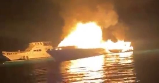 حريق يلتهم لنشًا وفلوكة جنوب الغردقة بدون إصابات