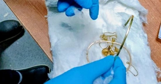 طاقم إسعاف يُعيد مشغولات ذهبية بمليون جنيه لأسرة مصابى حادث طريق بنها - شبرا