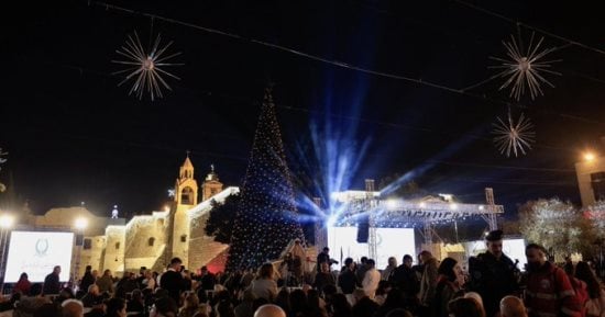 شجرة عيد الميلاد تضيء فى بيت لحم بعد عامين من الحرب.. صور
