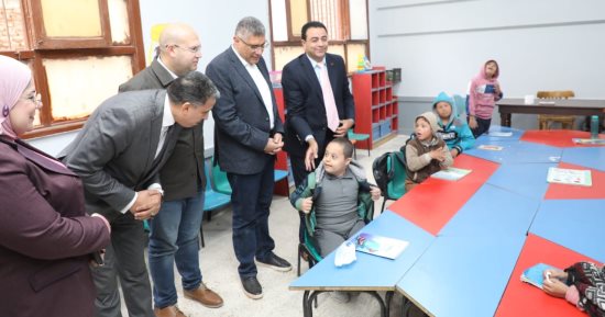 محافظ الجيزة يتابع انتظام العملية التعليمية بمدرسة أسكر الابتدائية فى الصف