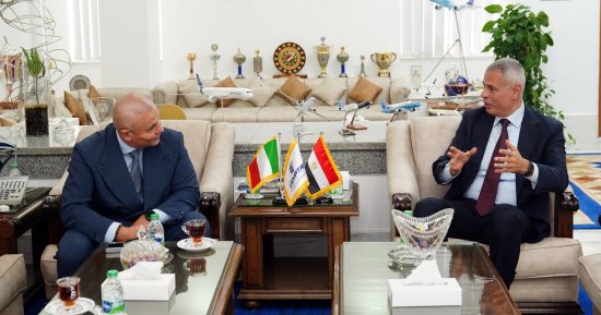 رئيس مصر للطيران يلتقى سفير إيطاليا لبحث التعاون وزيادة الرحلات بين البلدين