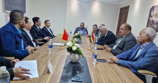 نقابة النقل البري تبحث مع وفد صيني التعاون فى التدريب وتطوير علاقات العمل