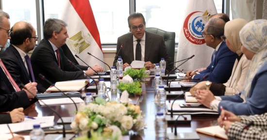 وزير الصحة يتابع تطورات الاتفاقيات الدولية لإنشاء مصنع اللقاحات متعدد المراحل