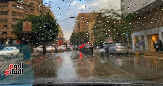 لو بتستخدم التليفون فى المطر .. دليلك الشامل لحمايته من الأضرار
