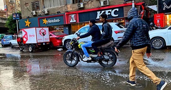 أمطار متفاوتة الشدة تضرب القاهرة الكبرى.. وانتشار لسيارات سحب المياه.. فيديو