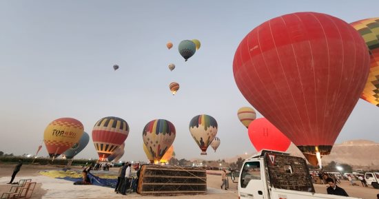 توقف تحليق رحلات البالون الطائر لشدة الرياح فى الصباح الباكر بالأقصر