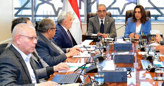 منال عوض ومحافظ الفيوم يبحثان مستجدات لجنة إعادة التوازن البيئى ببحيرة قارون