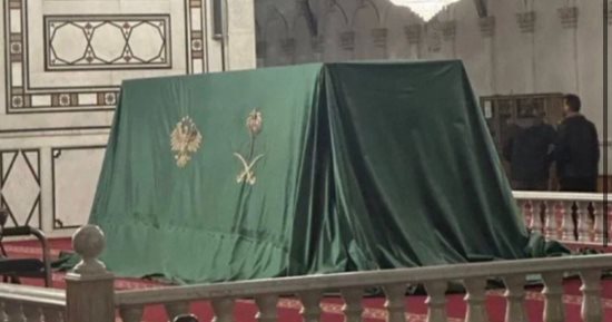 ولى العهد السعودى يهدى سوريا قطعة من الكعبة بمناسبة عيد التحرير