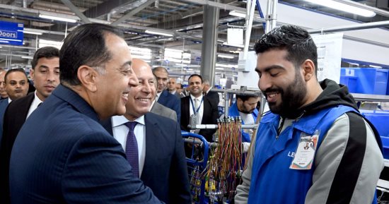 حوار لرئيس الوزراء مع أحد العاملين خلال افتتاح مصنع ليونى مصر العالمية