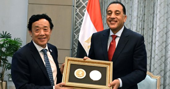 مدبولى يتسلم ميدالية أغريكولا أرفع أوسمة (الفاو) الممنوحة للرئيس السيسي