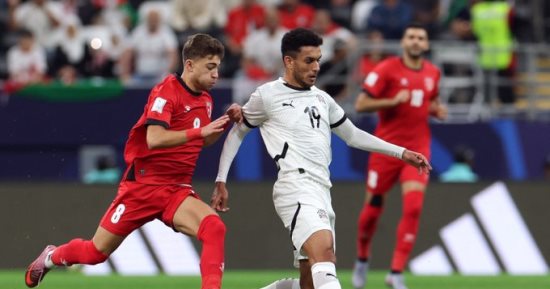 وفقا لنتيجة المباراتين في الشوط الأول.. مصر تودع والإمارات تتأهل مع الأردن