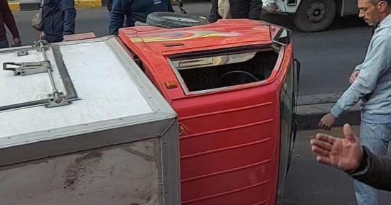 ارتباك مرورى أعلى كوبرى الدقى إثر انقلاب سيارة نقل بعد تصادمها مع ملاكى