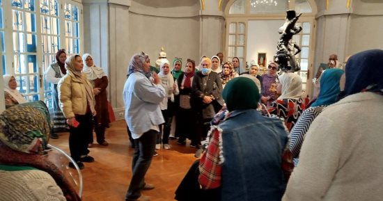 ضمن مبادرة فرحانين بالمتحف الكبير.. كبار السن فى جولة بمتحف محمود خليل