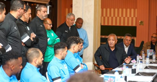 كامل أبو على يزور معسكر المصرى ويجتمع بالجهاز الفنى واللاعبين