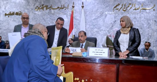 محافظ سوهاج يستمع إلى مطالب وشكاوى المواطنين فى اللقاء الجماهيرى