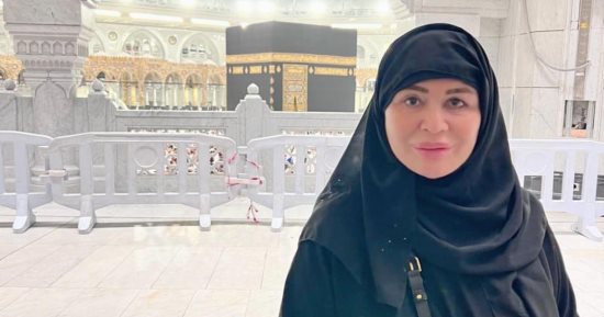 إلهام شاهين تؤدى عمرة لوالدتها وتعلق: الله يرحمك يا أمى ويخلى كل الأمهات
