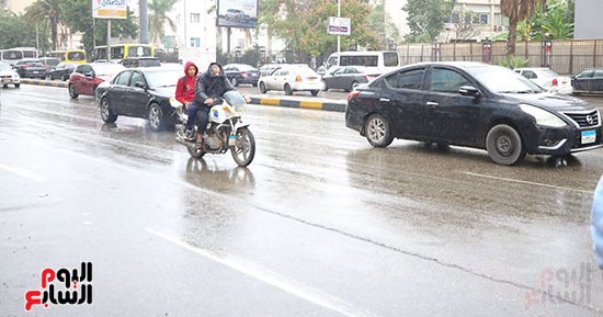 5 نصائح يجب اتباعها للشعور بالدفء.. لو مضطر تنزل وقت المطر