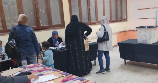 استمرار توافد الناخبين على صناديق الاقتراع بالوراق وطناش