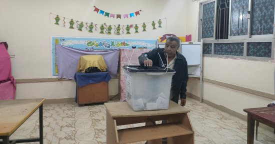 كبار السن فى الصدارة.. لجان الهرم لا تخلو من الناخبين في الفترة المسائية