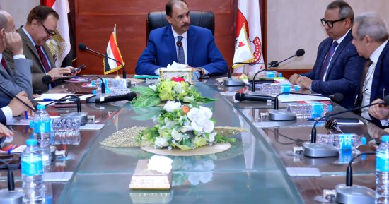 محافظ سوهاج يلتقي أعضاء مجلس الشيوخ لمناقشة الملفات الخدمية والتنموية