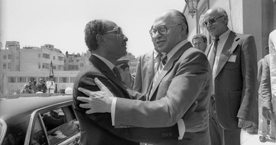 سعيد الشحات يكتب: ذات يوم.. 10 ديسمبر 1978.. السادات ومناحم بيجين يتسلمان جائزة نوبل للسلام ومظاهرات فى أوسلو تصف رئيس الوزراء الإسرائيلى بالإرهابى  