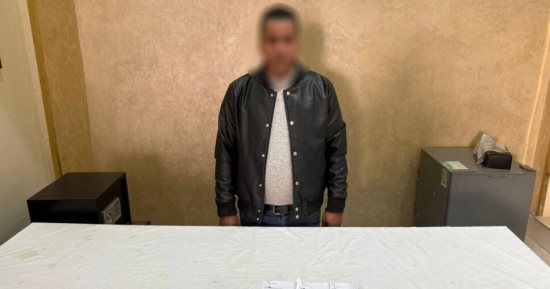 وزارة الداخلية تضبط شخصا يوزع كروت دعائية في محيط لجان الهرم