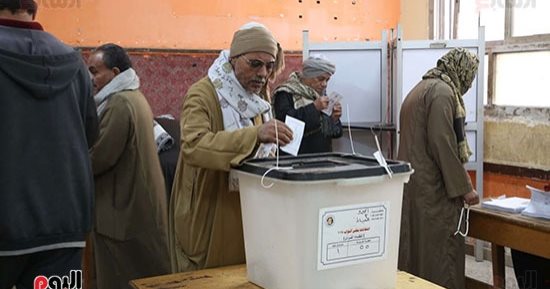 إقبال على لجان التصويت فى 30 دائرة ملغاة بـ10 محافظات ضمن المرحلة الأولى بانتخابات مجلس النواب 2025.. الشباب والسيدات يتصدرون المشهد أمام اللجان.. أهالى الأقصر يصطحبون أبناءهم خلال الاقتراع