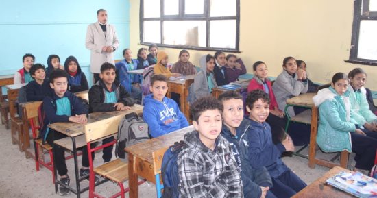 وكيل وزارة التعليم بالجيزة يحضر حصة دراسية لطلاب الصم والبكم بمنيل شيحة.. صور
