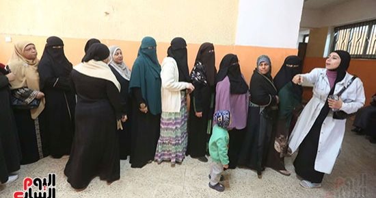 تزايد الناخبين على لجان العياط للإدلاء بأصواتهم فى انتخابات النواب.. صور