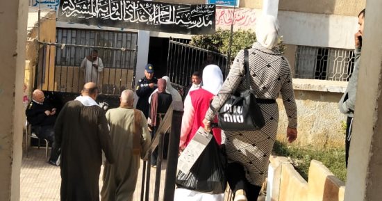 إقبال من الناخبين على التصويت بلجان منشأة القناطر بالجيزة.. صور