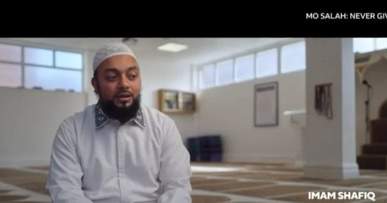 وثائقي BBC يكشف: كيف أصبح المسجد ملاذ محمد صلاح الروحي في إنجلترا؟