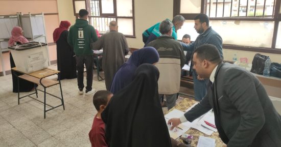 المواطنون يتدفقون بكثافة على لجنة عاطف الإسلامبولى بانتخابات النواب فى البدرشين
