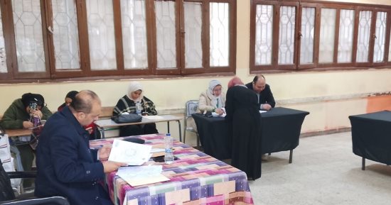 استمرار توافد الناخبين على صناديق الاقتراع بالوراق قبل ساعة الراحة