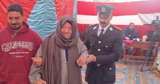 مشاهد إنسانية لضباط الشرطة المصرية بانتخابات مجلس النواب فى سوهاج.. صور