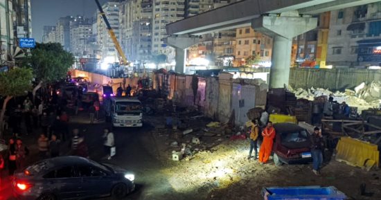 محافظة الإسكندرية تبدأ خطة موسعة لإزالة إشغالات بمسار مترو أبوقير.. مع تنظيم المقاهى والكافتيريات بجميع الأحياء.. لأول مرة إزالة سوق المندرة بالكامل.. تشميع 11 مقهى مخالف بمحطة الرمل.. صور
