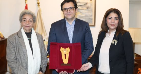 وزير الثقافة يستقبل سلوى بكر ويهديها درع الوزارة