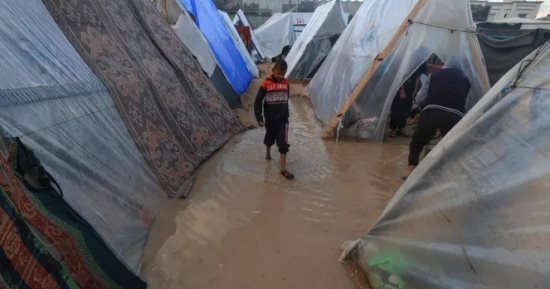 أونروا: الوضع فى غزة مأساوى والفيضانات تغرق آلاف الخيام وسط مياه ملوثة