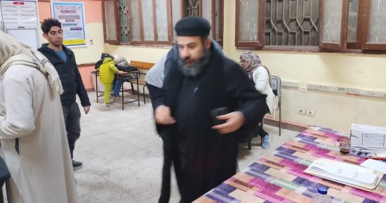 إقبال متزايد من الناخبين على صناديق الاقتراع بالوراق قبل ساعات من غلق التصويت